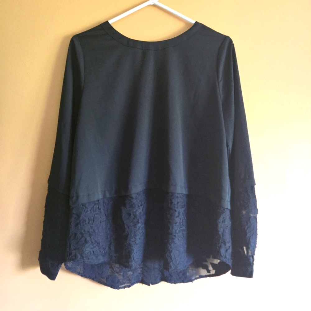 Doe & Rae Lace Accent Top PTP=20.5"